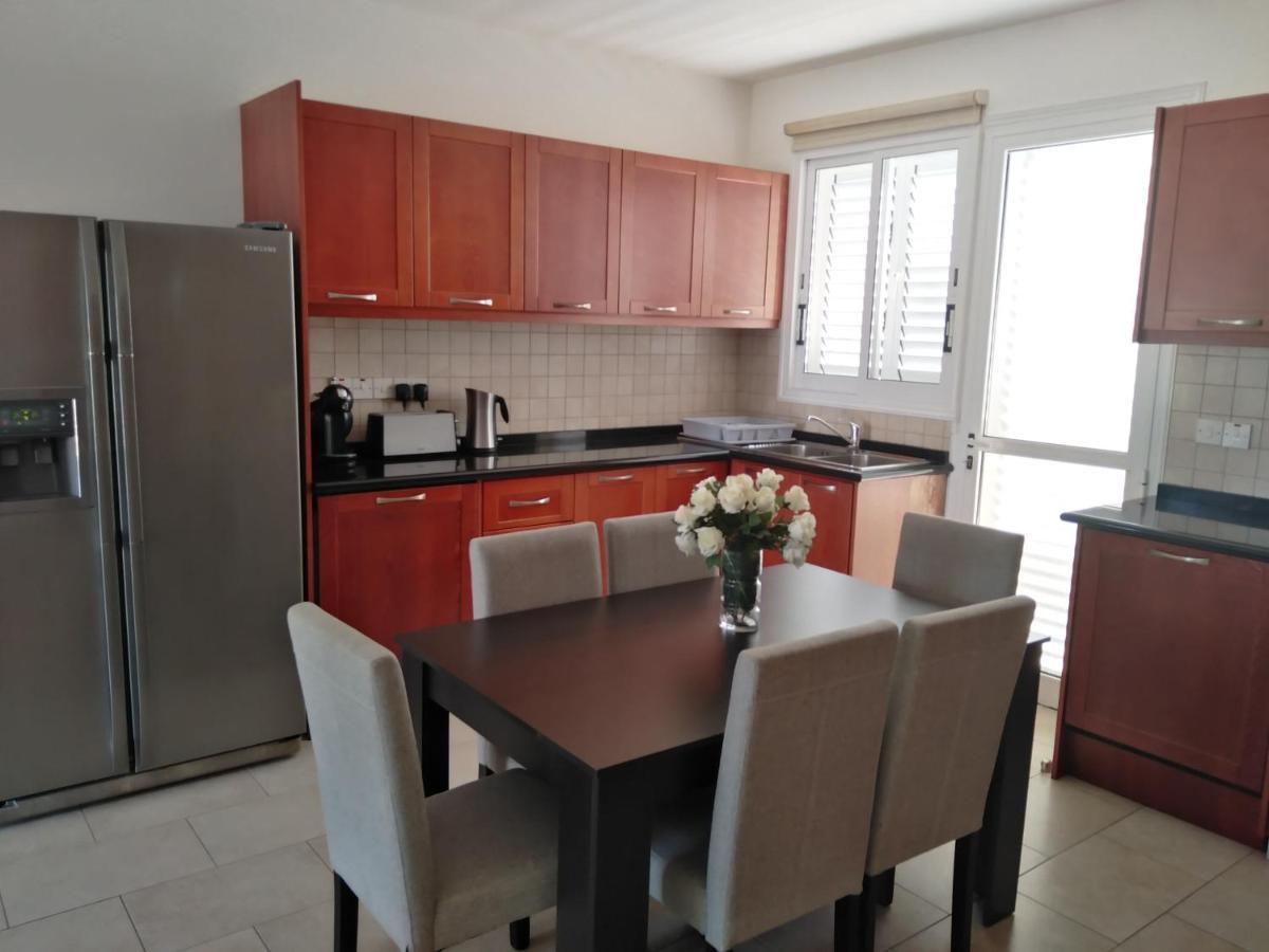 Kato Paphos Suites Eksteriør bilde