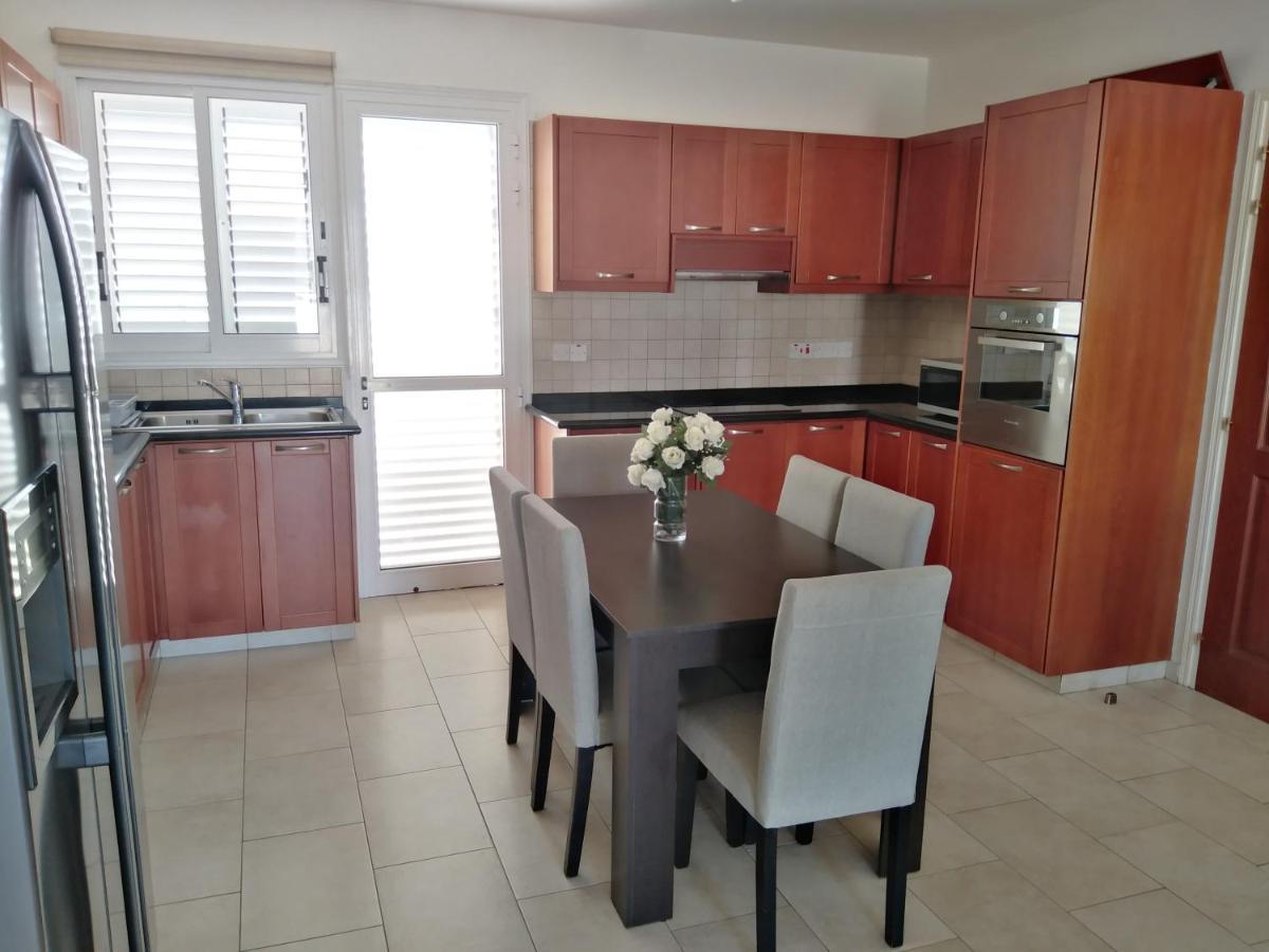 Kato Paphos Suites Eksteriør bilde