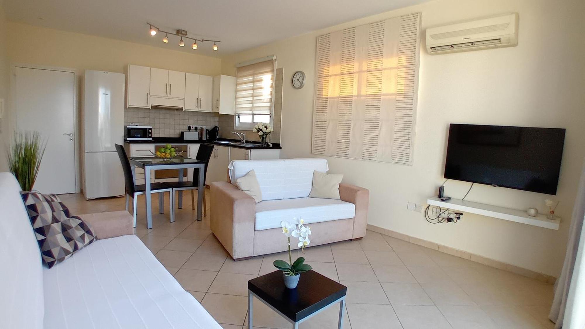 Kato Paphos Suites Eksteriør bilde