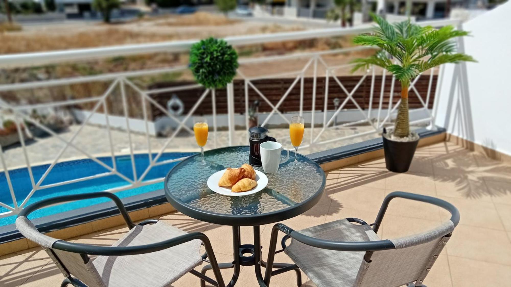 Kato Paphos Suites Eksteriør bilde