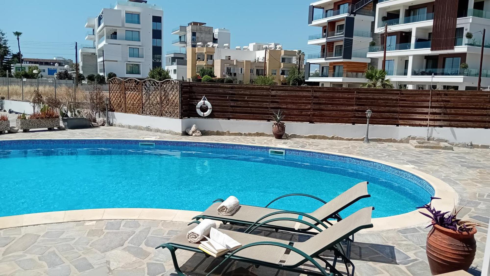 Kato Paphos Suites Eksteriør bilde